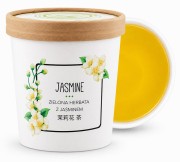 zielona-jasminowa-herbata-w-kubku-tekturowym-z-prawdziwym-kwiatem-jasminu.jpg