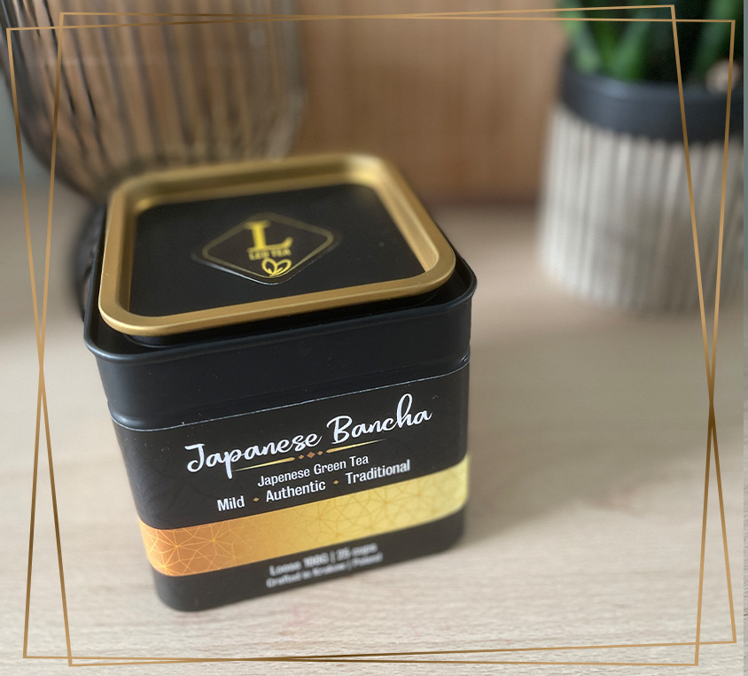 Japońska Bancha w metalowej puszce 100 gram to wyjątkowa propozycja dla miłośników delikatnych herbat z Kraju Kwitnącej Wiśni. Ta tradycyjna japońska herbata powstaje z późniejszych zbiorów, co nadaje jej charakterystyczny, łagodny profil smakowy. Liście Banchy pochodzą z certyfikowanych plantacji w Japonii, gdzie są zbierane i przetwarzane zgodnie z wieloletnią tradycją.

Metalowa puszka o pojemności 100 gram doskonale chroni delikatne liście herbaciane, zachowując ich świeżość i aromat na dłużej. Eleganckie opakowanie nie tylko zabezpiecza zawartość przed światłem i wilgocią, ale także stanowi ozdobę kuchennej półki. Szczelnie zamknięta puszka gwarantuje, że herbata zachowa swoje właściwości przez wiele miesięcy.

Bancha charakteryzuje się subtelnym, ziemistym smakiem z nutą prażonych orzechów i lekką słodyczą. W porównaniu do innych japońskich herbat, takich jak Sencha czy Gyokuro, zawiera mniej teiny, dzięki czemu jest doskonałym wyborem na wieczorne chwile relaksu. Jej aromat przywodzi na myśl świeżość lasu po deszczu z delikatnymi, dymnymi akcentami.