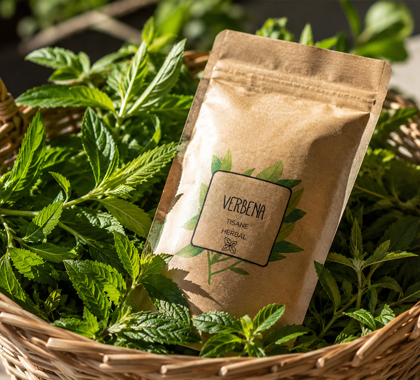 Verbena Leo Tea – elegancka puszka, doypack i kubek prezentowy