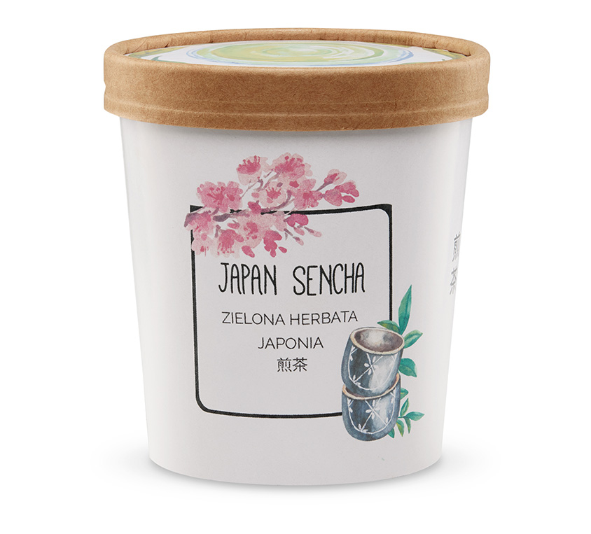 Japan Sencha Premium w Kubku - Zielona Japońska Herbata Sencha. Japan Sencha Premium to wyjątkowa zielona herbata, która łączy w sobie dwie znakomite senche z Japonii – jedną z prefektury Shizuoka, a drugą z Kagoshimy. To połączenie zapewnia unikalne doznania smakowe, które zachwycą każdego miłośnika herbaty. Składniki:Zielona herbata sencha: Mieszanka dwóch wysokiej jakości sench z różnych regionów Japonii. Wygląd:Kolor: Niezwykle świeży, jasnozielony napar, który zachwyca swoim wyglądem. Liście: Drobne, młode listki, które świadczą o zbiorze wiosennym. Ich zielony kolor i delikatna struktura są dowodem na najwyższą jakość herbaty.Smak: Delikatny i słodki: Japan Sencha Premium charakteryzuje się delikatnym smakiem zielonych warzyw z subtelną nutą słodyczy, która zastępuje typową dla niektórych herbat goryczkę. Świeży i orzeźwiający: Wyjątkowy smak młodych listków zapewnia orzeźwienie i przyjemność z każdego łyku, idealna na każdą porę dnia. Dlaczego warto kupić Japan Sencha Premium? Wyjątkowa jakość: Mieszanka sench z Shizuoki i Kagoshimy gwarantuje najwyższą jakość herbaty. Oba regiony są znane z produkcji doskonałych zielonych herbat, co czyni tę mieszankę wyjątkową. Świeżość i aromat: Wiosenne zbiory młodych listków zapewniają nie tylko intensywny zielony kolor, ale także świeży, naturalny aromat, który unosi się już po otwarciu opakowania. Zdrowotne korzyści: Zielona herbata sencha jest bogata w antyoksydanty, które wspierają zdrowie organizmu. Regularne picie senchy może poprawić metabolizm, wspomóc układ odpornościowy oraz zwiększyć poziom energii. Praktyczne i eleganckie opakowanie: Pakowana w dekoracyjny kubek, Japan Sencha Premium jest idealna na prezent. Kubek wykonany z twardego papieru z przykrywką nie tylko prezentuje się elegancko, ale również zapewnia ochronę herbaty przed światłem i wilgocią. Możliwość uzupełnienia zawartości kubka herbatą z kolekcji doypack sprawia, że jest to również rozwiązanie ekonomiczne i przyjazne dla środowiska.